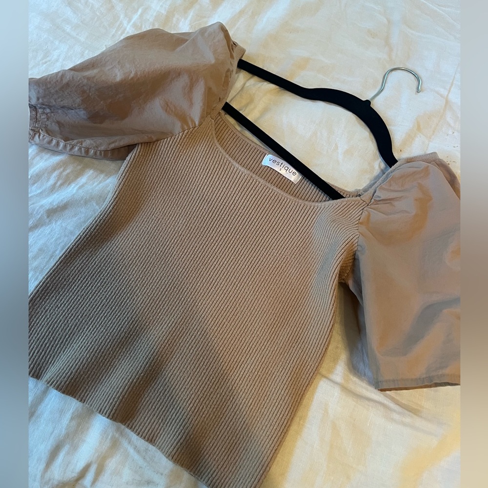 VESTIQUE Tan Small Ribbed Puff Sleeve Top